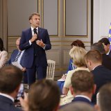 Devant les maires de plus de 300 communes, Emmanuel Macron s'est dit très prudent sur la perspective d'un retour au calme durable, tout en considérant que le pic des premiers soirs était passé.